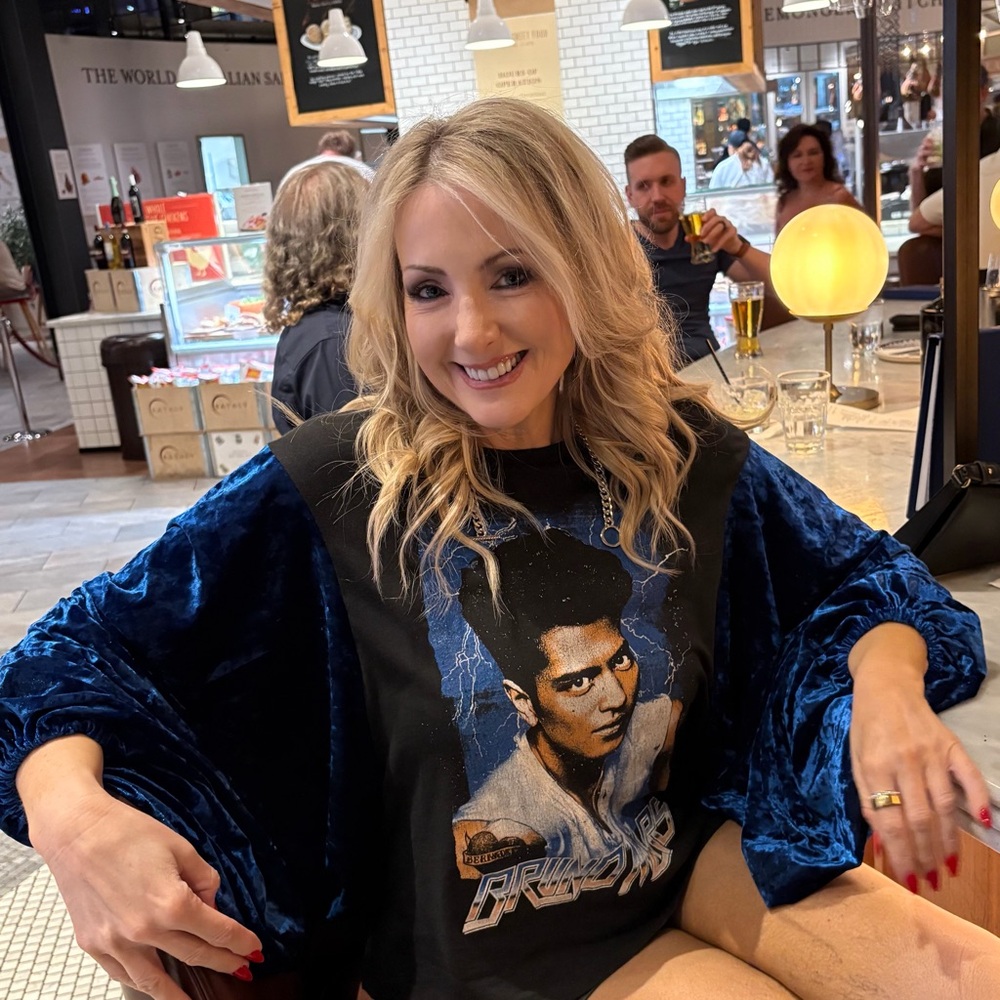 KARISFASHION IS LIVE! KARI is LIVE Like this post to be notified of all my shows - Picture 7 of 11